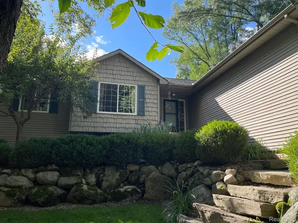 1703 Hosner Rd, Oxford, MI 48370