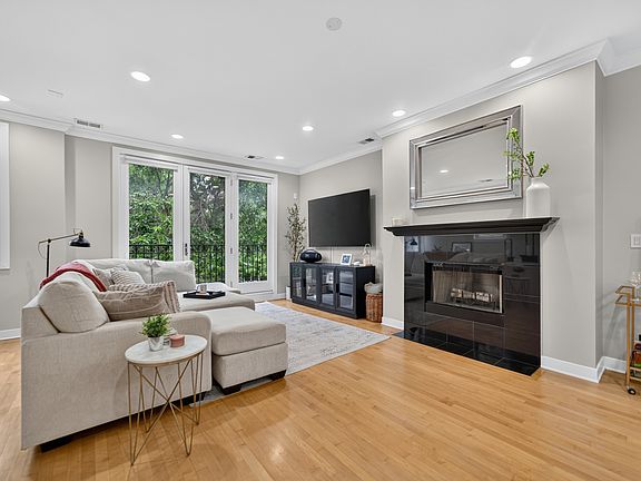 3rd image of 1022 N Wood St #2