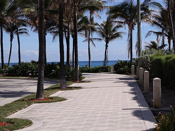 Award Winning Deerfield BLUE WAVE BEACH just one block walk