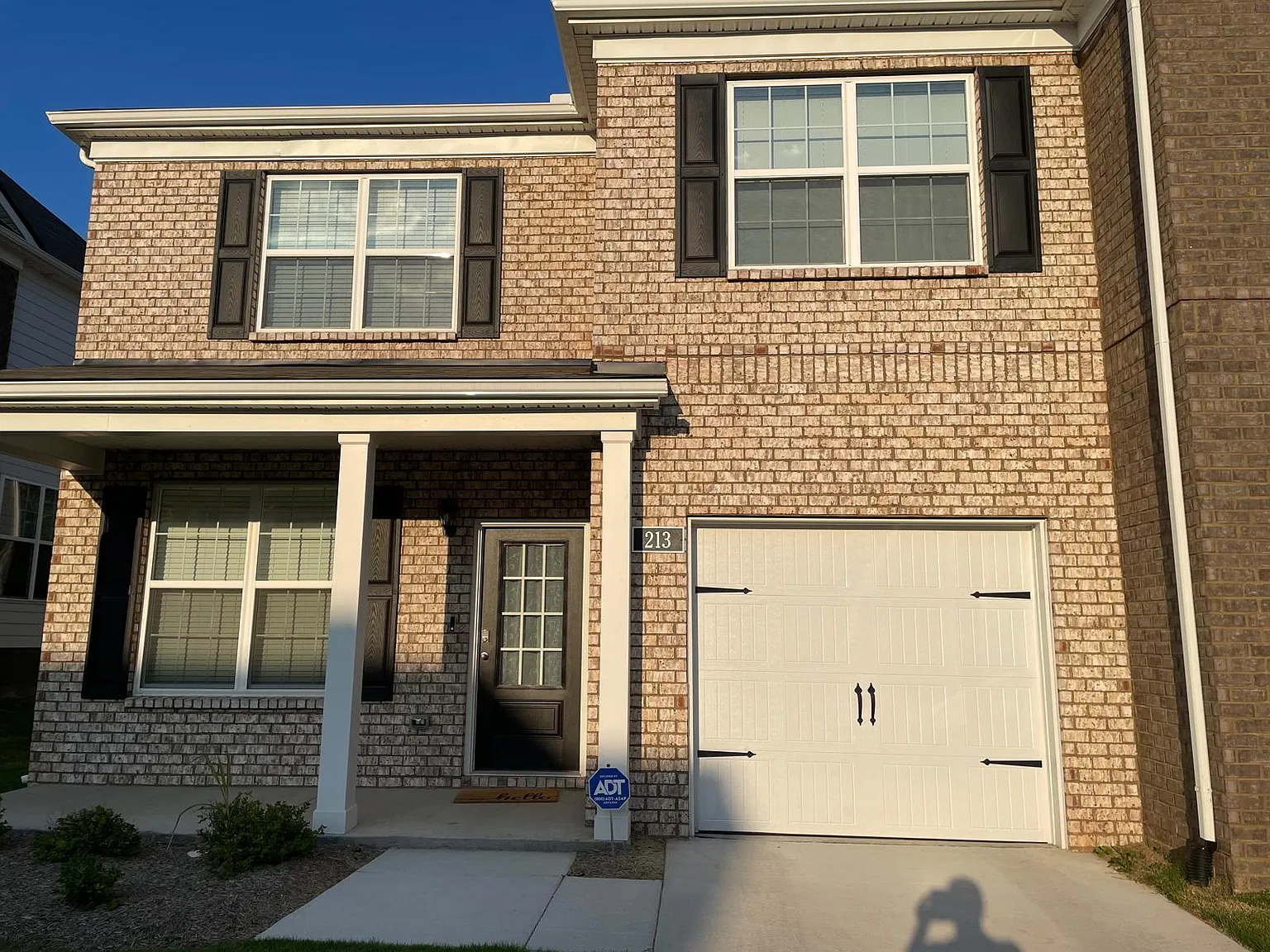 4 bed, 1929 sqft, $2,400 — Photo 2