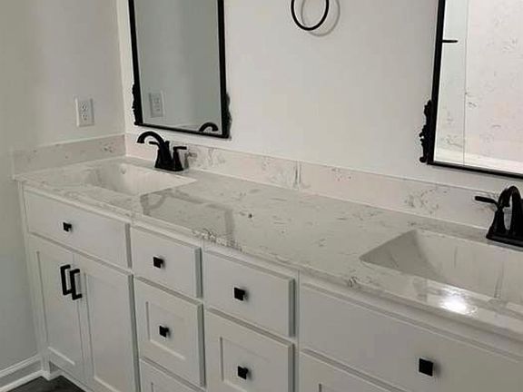 5th image of 906 W Center St