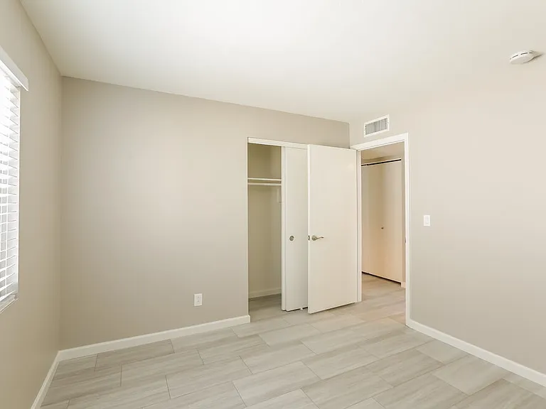 1237 E Wickieup Ln — Photo 12