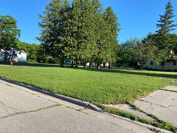 3rd image of 602 Dewey Ave N