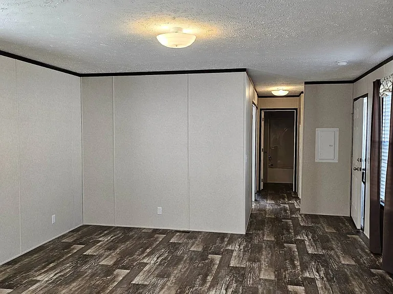 906 W Edge Dr — Photo 2