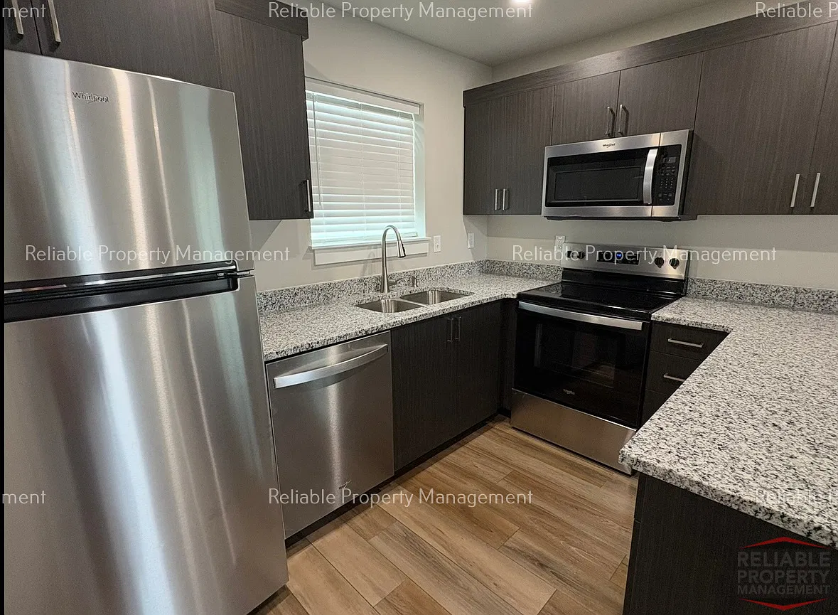 2 bed, 1.5 bath, 923 sqft, $1,295 — Photo 3