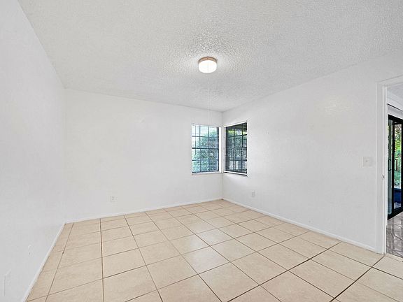 4th image of 390 SW Colesbury Avenue
