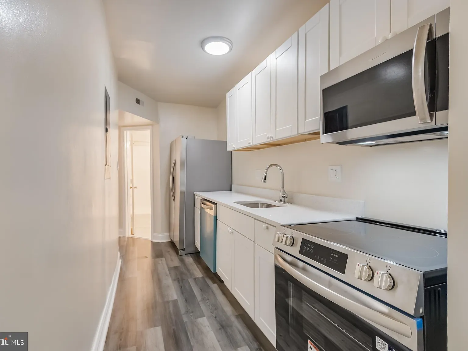 3 bed, 928 sqft, $2,500 — Photo 2