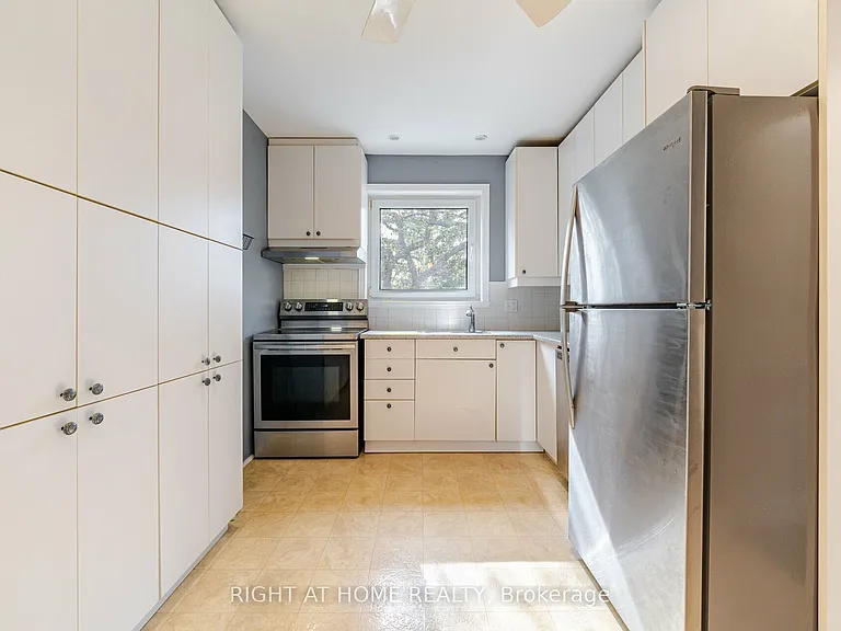 154 Martin Grove Rd — Photo 11