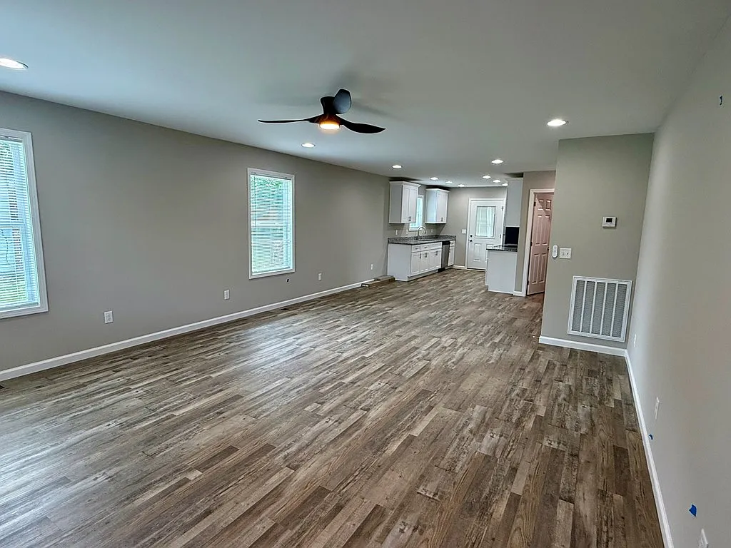 3 bed, 1296 sqft, $1,950 — Photo 2