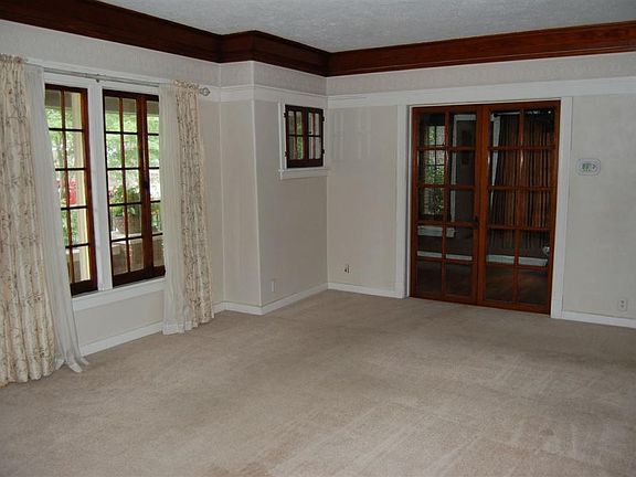 2nd image of 709 W Grove St