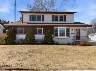 910 Lawton TERRACE, Manitowoc, WI 54220