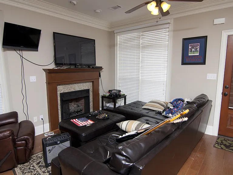 159 Falls Grove Dr — Photo 2