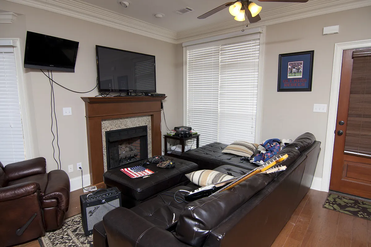 Building Photo - 159 Falls Grove Dr