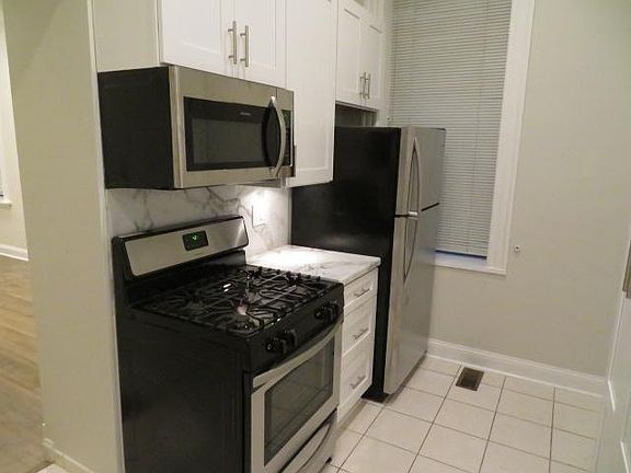 3rd image of 1361 N Ashland Ave APT 1E