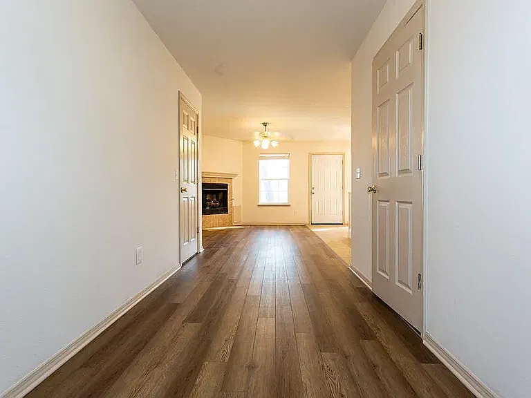 2 bed, 2.5 bath, 1318 sqft, $1,400 — Photo 2