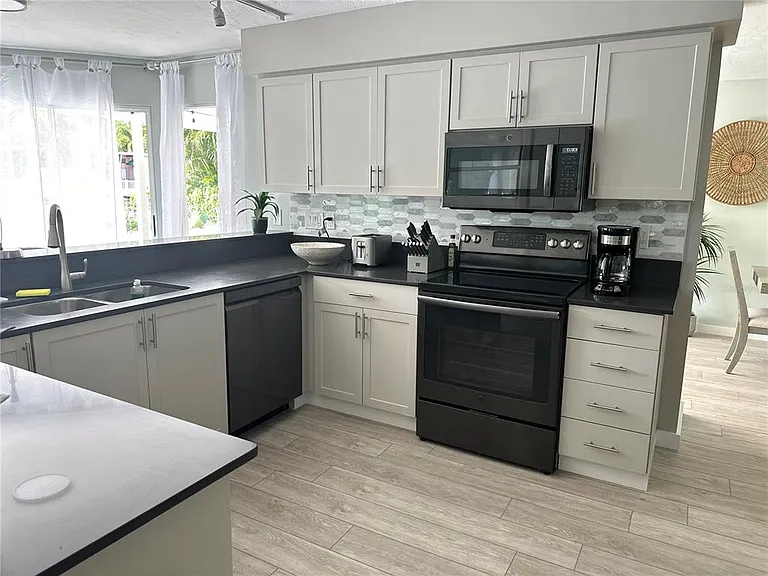 1723 Stanford Ln — Photo 10