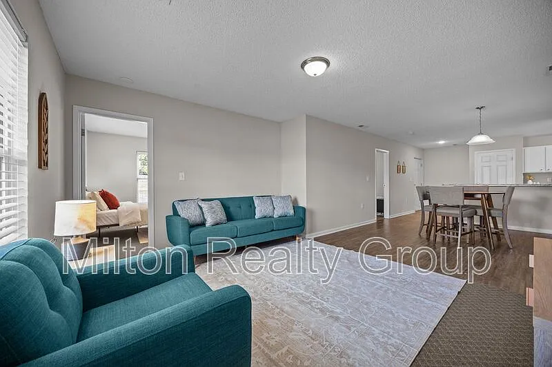 3 bed, 3.0 bath, 1235 sqft, $2,800 — Photo 4