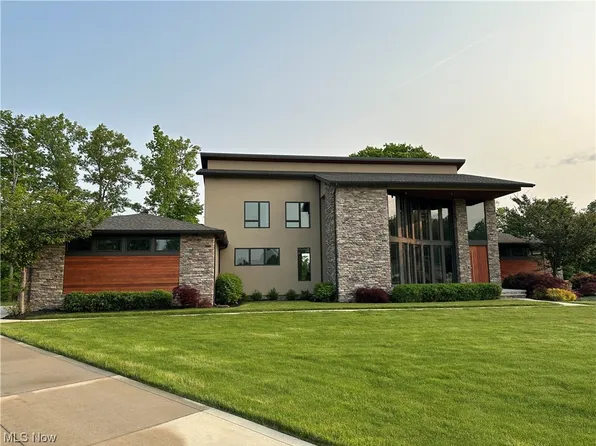 2300 Rivers Edge Dr, Willoughby Hills, OH 44094