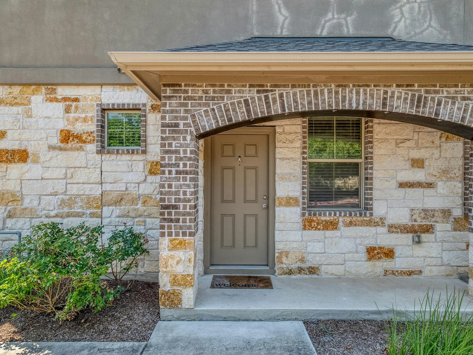 4 bed, 2.5 bath, 2102 sqft, $2,095 — Photo 4