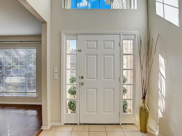 537 Golden Creek Dr — Photo 4
