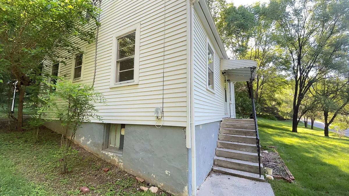 Building Photo - 1810 Rutrough Rd SE