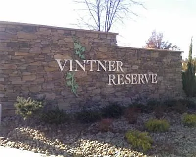 22 Vintner Pl photo 1