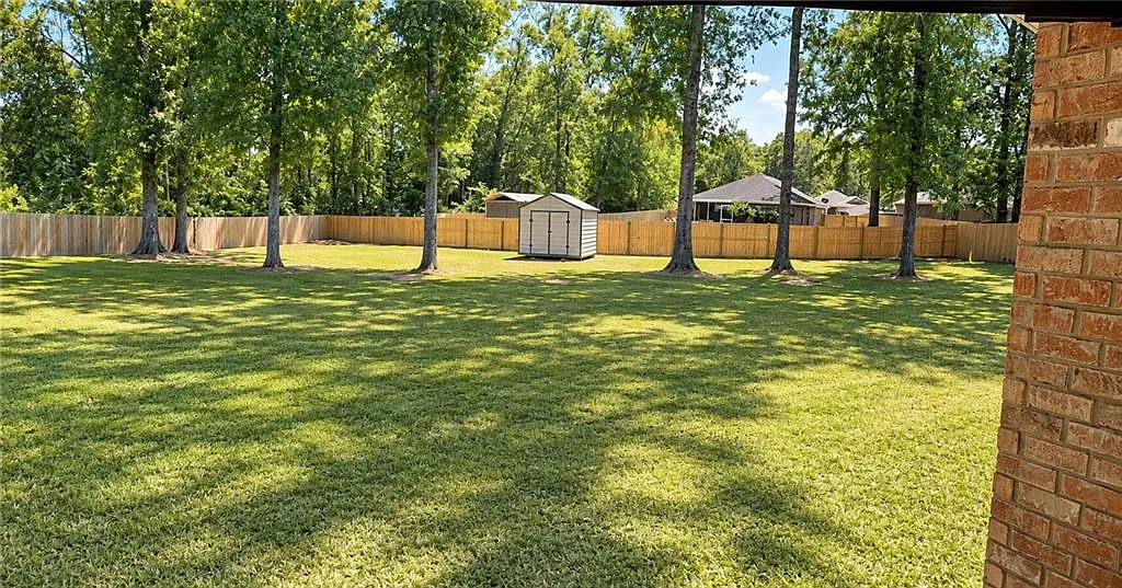 3 bed, 2.0 bath, 1422 sqft, $2,100 — Photo 2