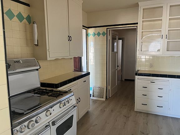 5th image of 1013 S Leland St