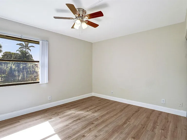 4872 NW 95th Ave — Photo 13