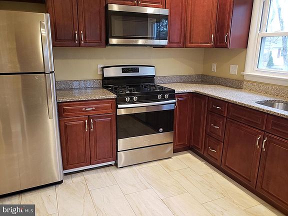 4th image of 146 Lilac St