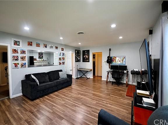 3rd image of 2097 W Orange Grove Ave