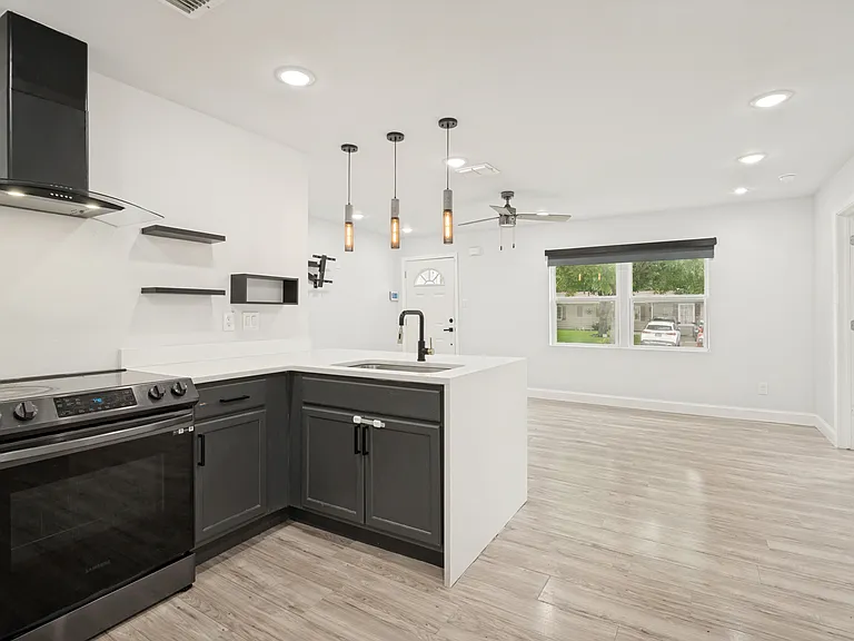 1301 Cardinal St — Photo 11