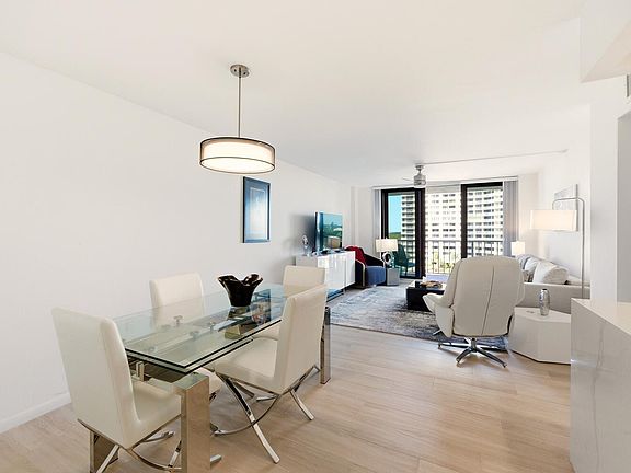 5th image of 320 Seaview Ct APT 610