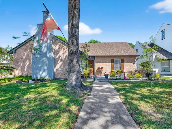 3107 Silver Springs Dr, La Porte, TX 77571