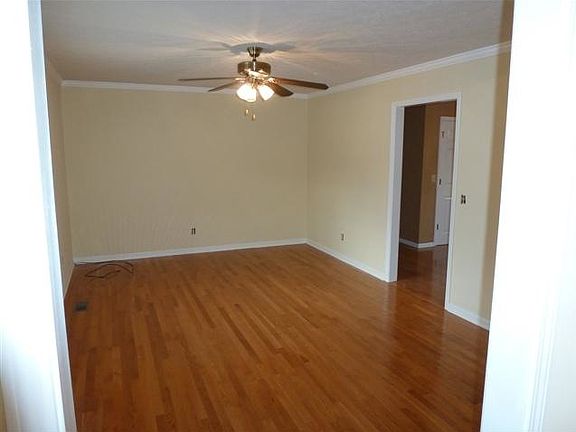 2nd image of 2206 Ravenwood Dr