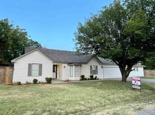 610 S 1st St, Cache, OK 73527