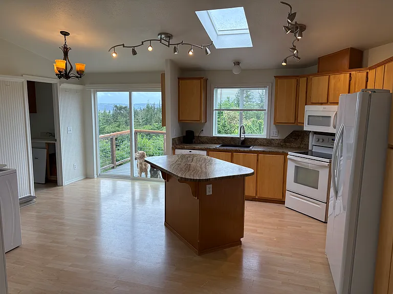 1004 Circle Dr — Photo 3