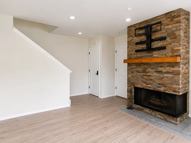 2725 Ariane Dr — Photo 10
