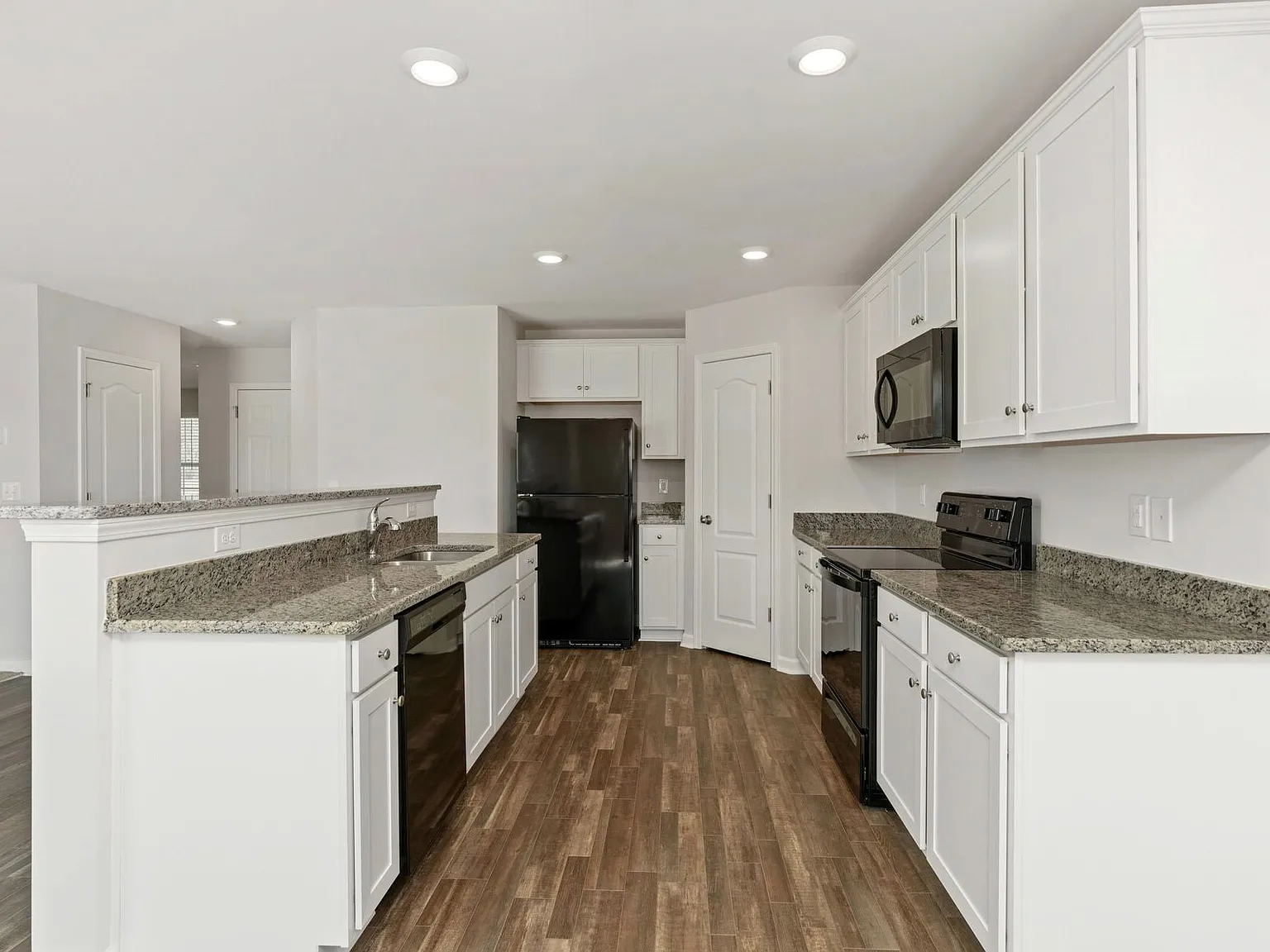 4 bed, 2.5 bath, 2368 sqft, $2,730 — Photo 3