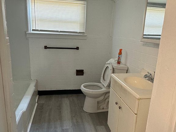 5th image of 503 Oak St E Unit 1