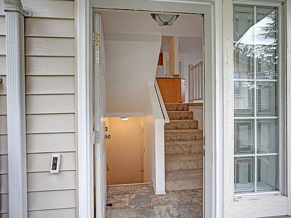 4th image of 608 122nd Ave NE #1