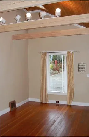 Main Living w/vaulted ceiling