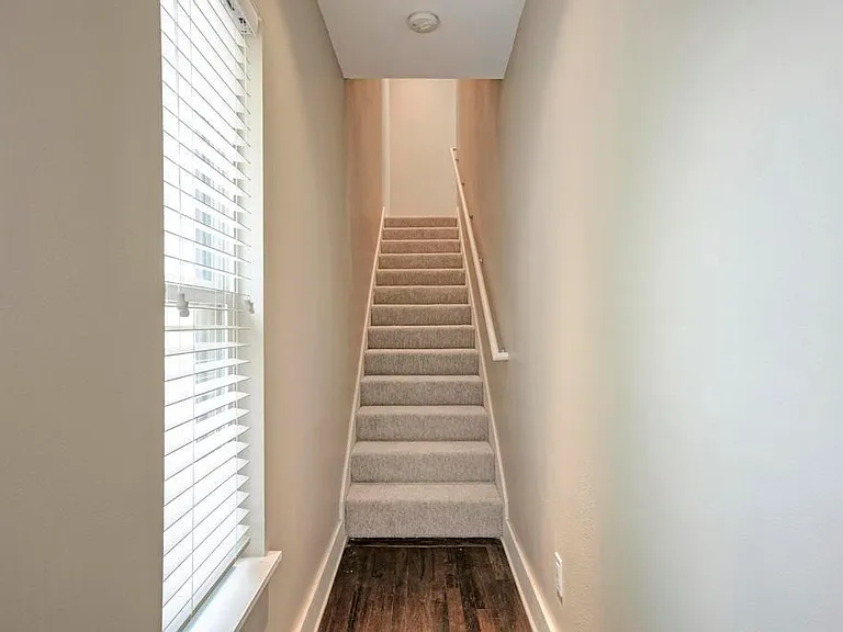 1014 E 14th St — Photo 22
