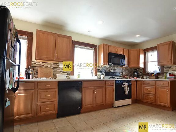 3rd image of 20 Lyne Rd #2