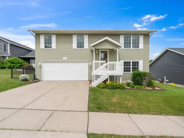 11 W Village Cir, Davenport, IA 52806