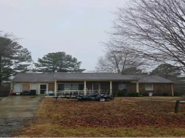 1099 E Oak Hill Dr, Halifax, VA 24558