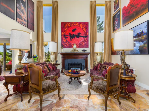 2863 Queens Courtyard Dr, Winchester, NV 89109