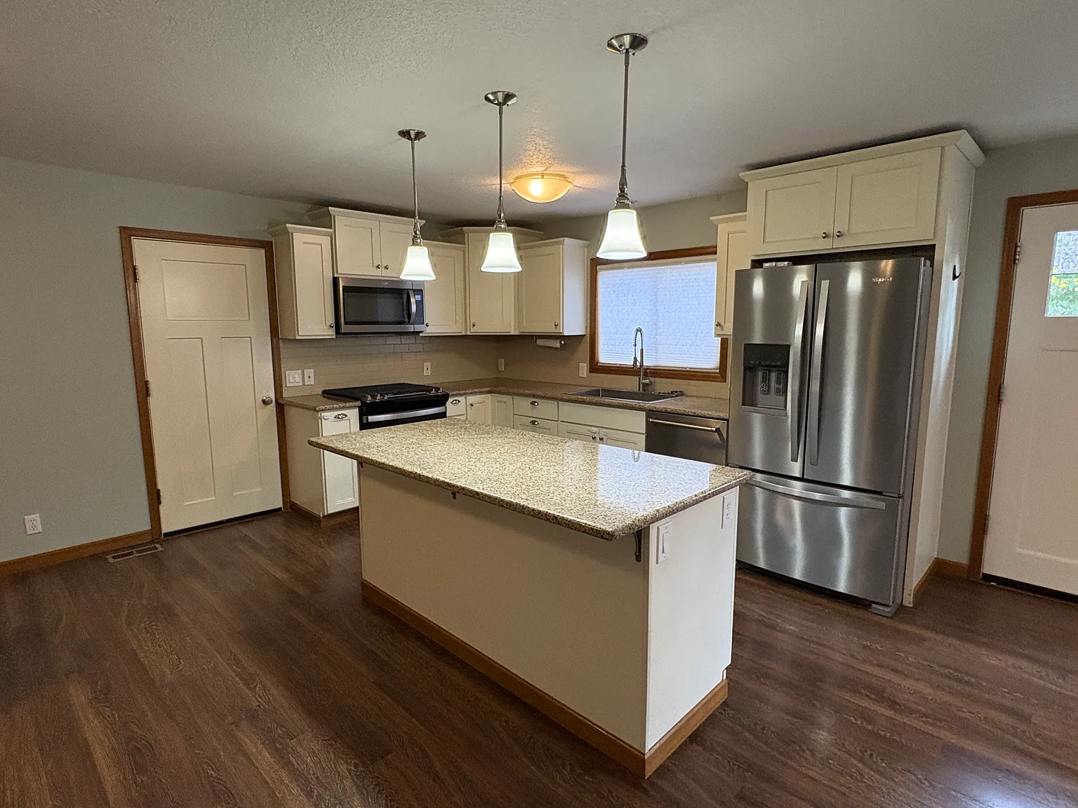3 bed, 1316 sqft, $3,395 — Photo 2