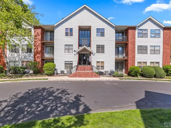 28 Boulder Dr, Edison, NJ 08817
