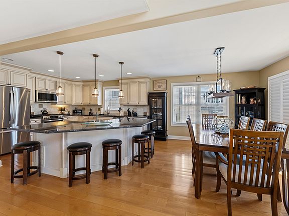 3rd image of 105 49th St #105
